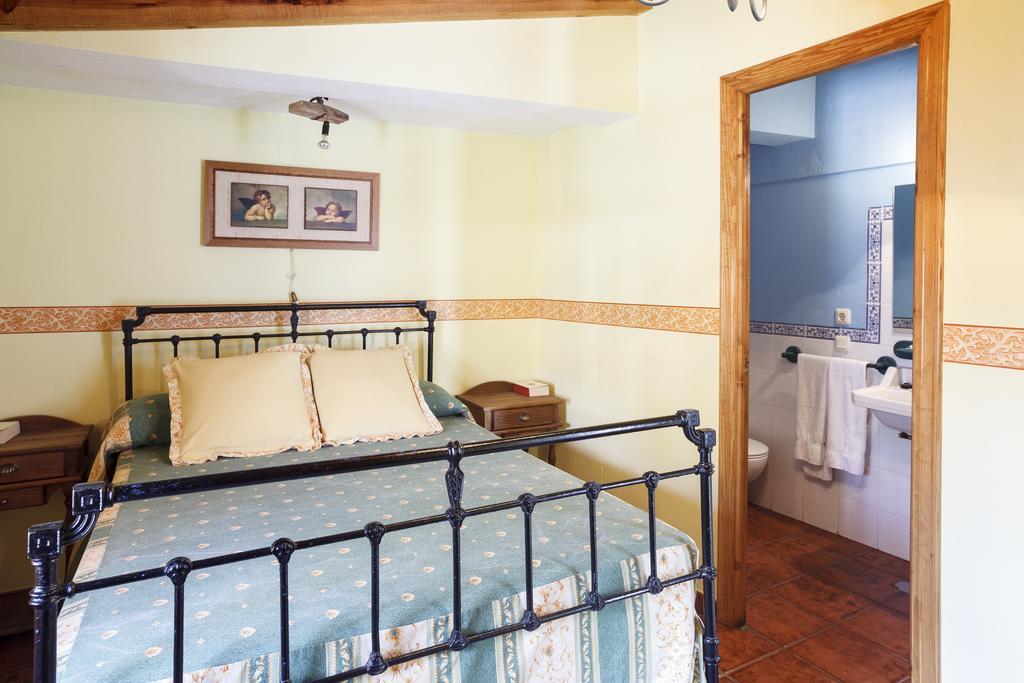 La Casa Del Tio Venancio Hostal Caracenilla Habitación foto