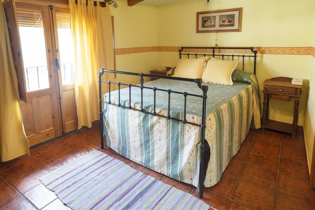 La Casa Del Tio Venancio Hostal Caracenilla Habitación foto