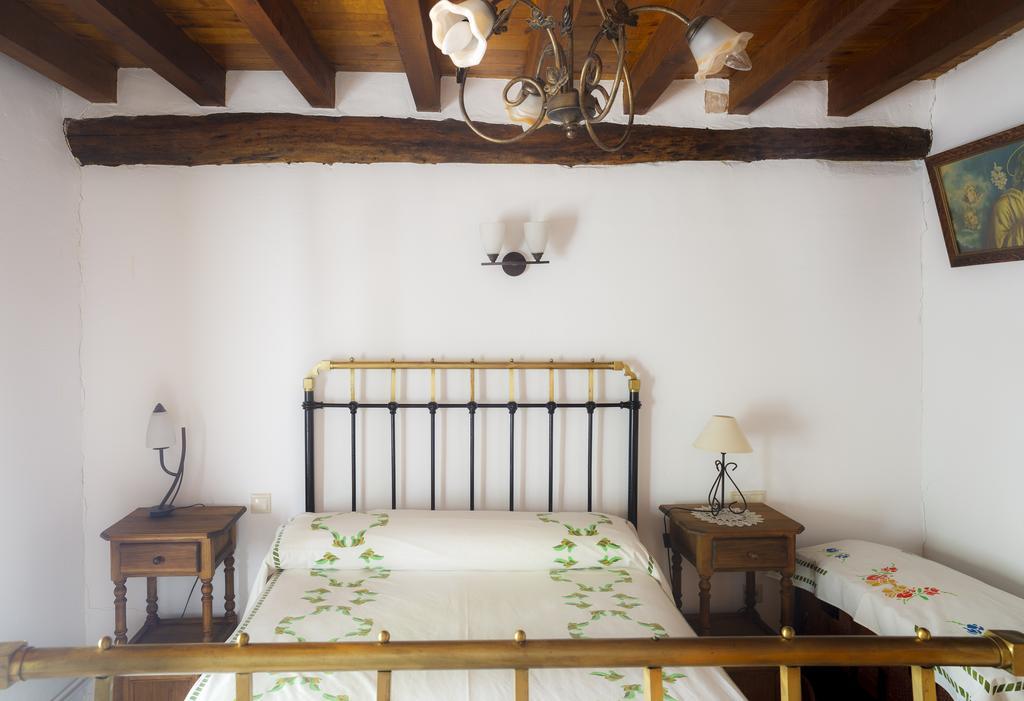 La Casa Del Tio Venancio Hostal Caracenilla Habitación foto