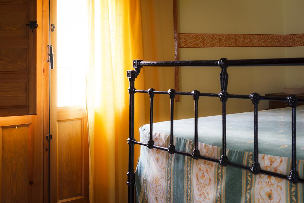 La Casa Del Tio Venancio Hostal Caracenilla Habitación foto