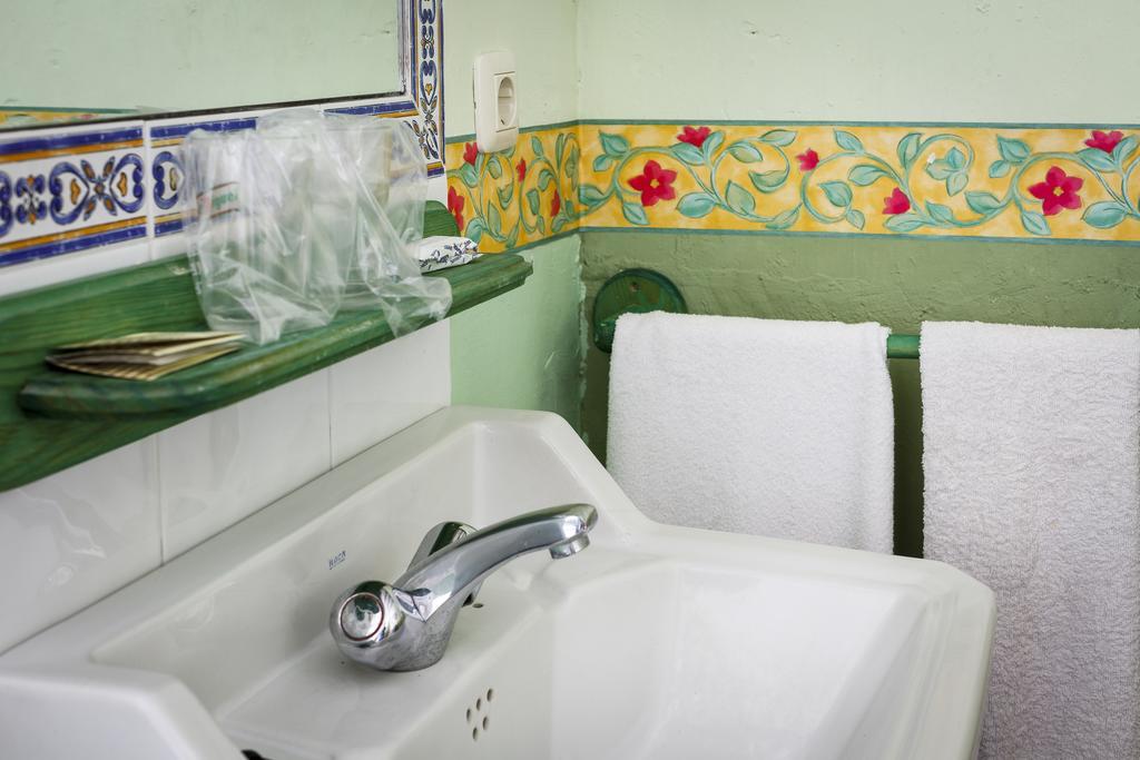 La Casa Del Tio Venancio Hostal Caracenilla Habitación foto
